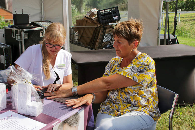 9-6-2018 - Proeverij in zomersfeer door de PLUS in Waarder_42